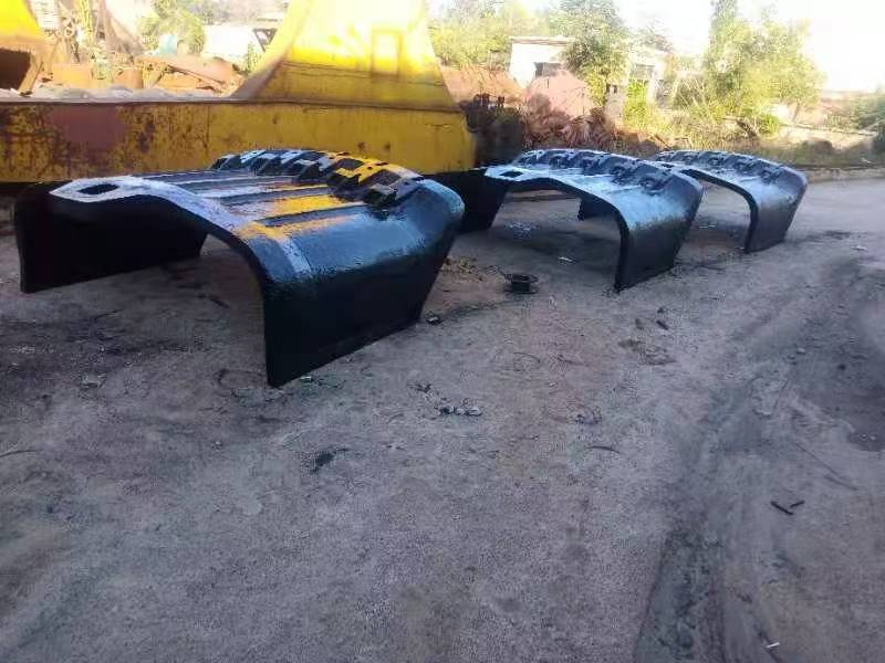 Heavy Duty Mn13 Cast Track Shoes, Bucket Arms and Bucket Bottom Plates for Mining Equipment
