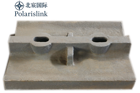 Protection of wear-resistant components against adhesion of wet materials in impact crushers